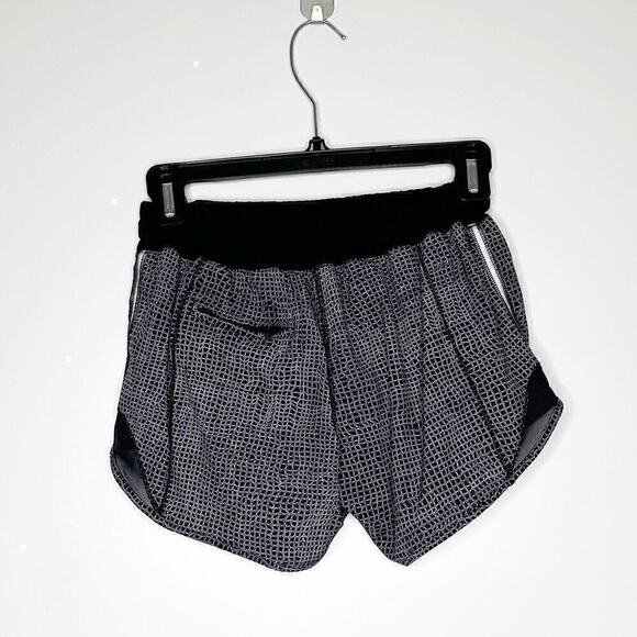 Lululemon Hotty Hot Short Women's Black Size 2 - Picture 2 of 3